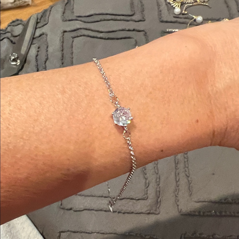 Elegant Silver Bracelet with Clear Gemstone
